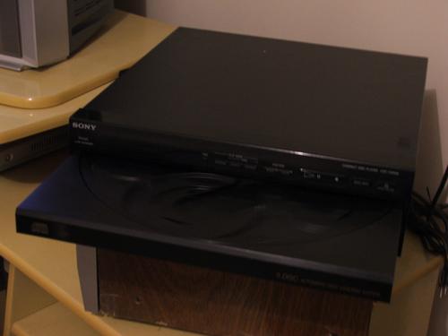 Sony CDP-C500M Sony CDP-C500M
5 DISC Automatic Disc Loading System
Dual D/A Converter System
4 Times Oversampling Digital Filter
Ref: Sony Catalogue Sep. 1989